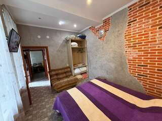 Гостиница Статус Ялта Четырехместные апартаменты семейные две изолированные комнаты с парковкой в подарок-13