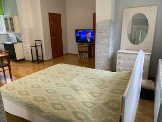 Гостиница Статус Апартаменты Ялта Двухместный номер Делюкс с 2 двуспальными кроватями-7