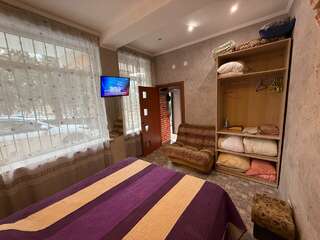 Гостиница Статус Ялта Четырехместные апартаменты семейные две изолированные комнаты с парковкой в подарок-11